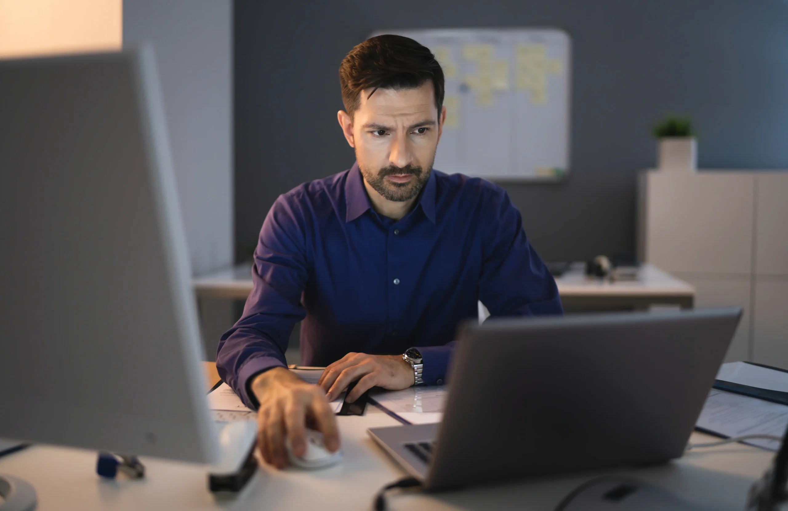 Jak kontrolować usługę sprzątania zza biurka?