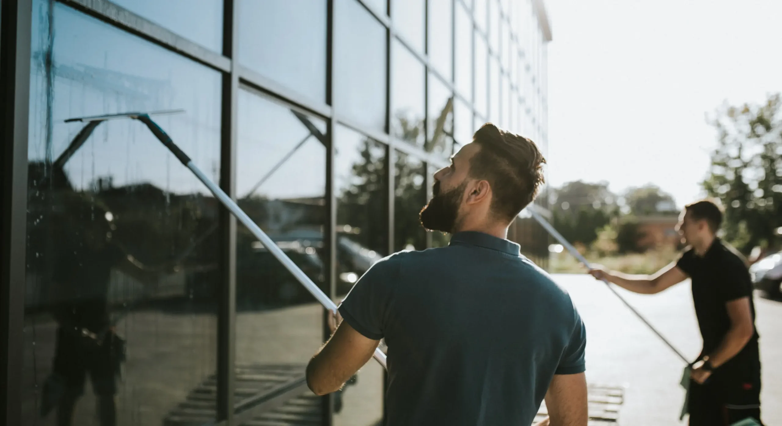 Alpinistyczne mycie okien i elewacji szklanych EZT S.A.