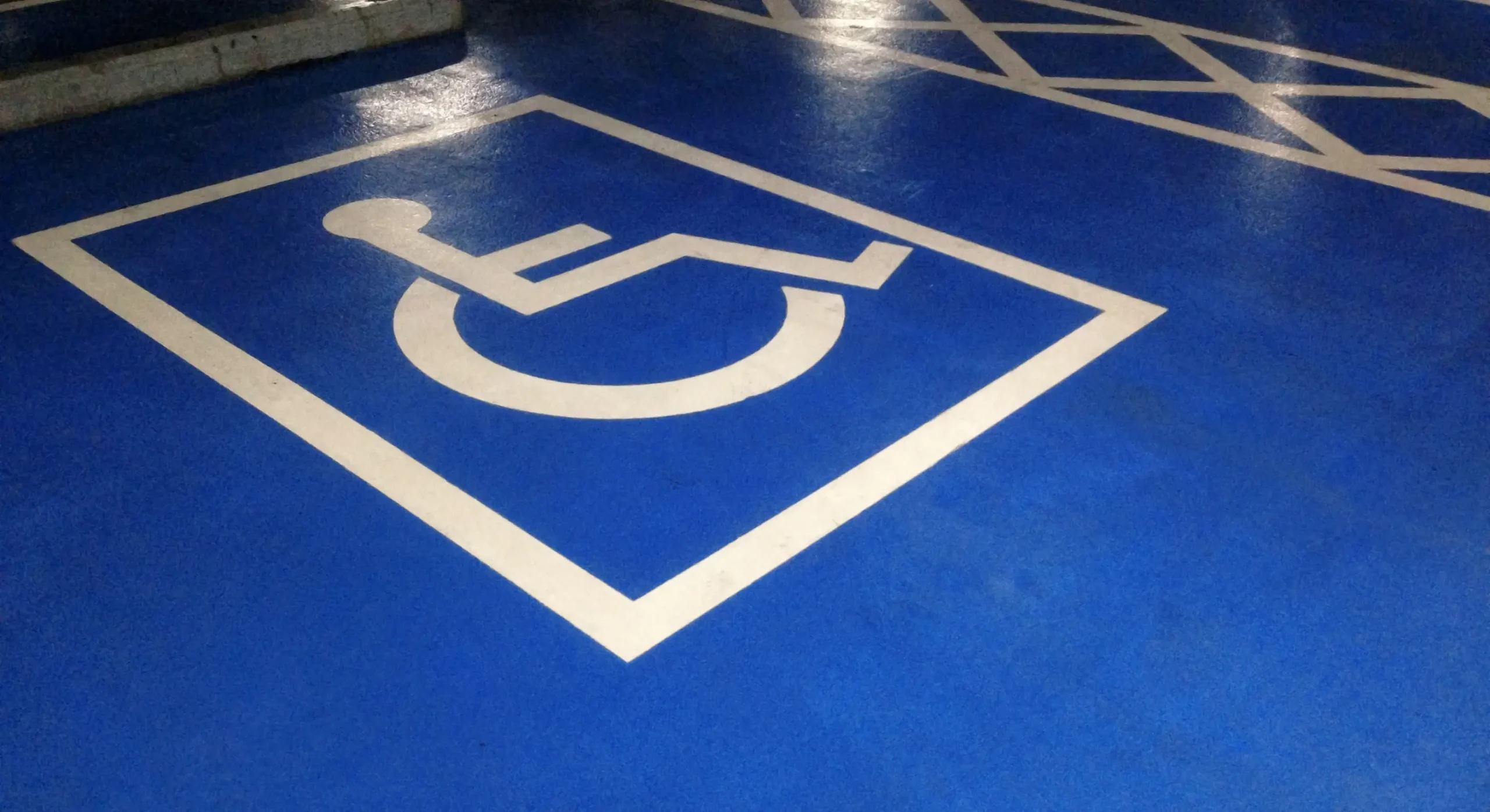 Profesjonalne oznakowanie poziome hal i magazynów EZT S.A.