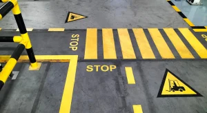 Oznakowanie poziome i&nbsp;pionowe hal, magazynów i&nbsp;parkingów