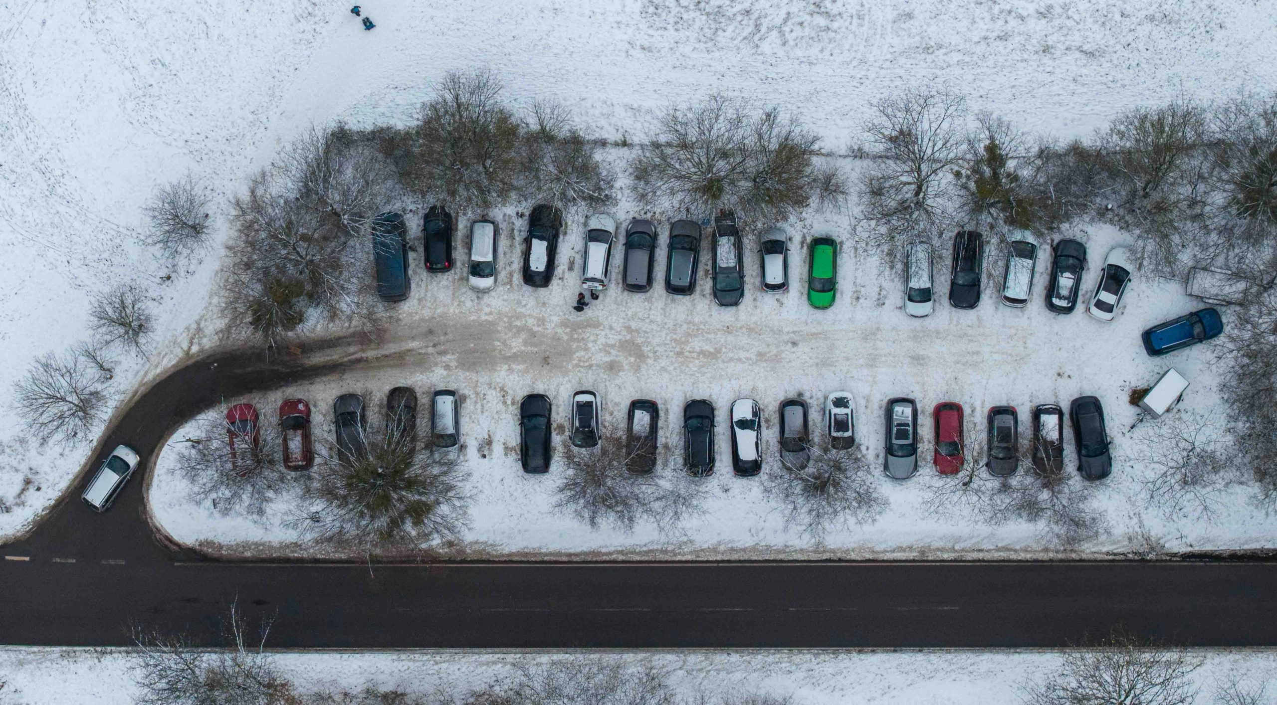 Umowa na zimowe utrzymanie parkingu firmowego – zakres, odpowiedzialność, koszty